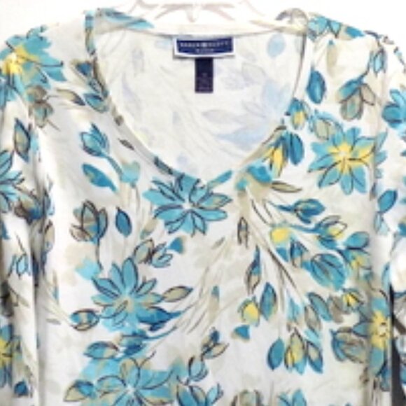 Karen Scott Women’s Blue & White Floral 3/4 Sleeve V-Neck Top – Size: 1X - Picture 4 of 10